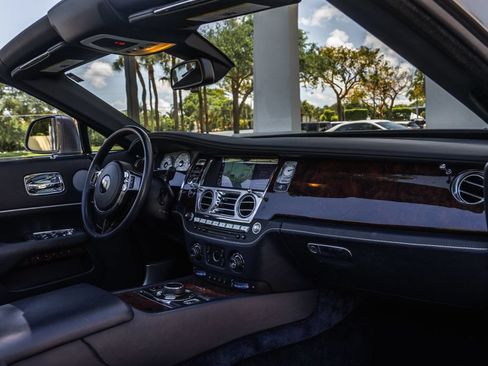Used 2019 Rolls-Royce Dawn RWD image 23