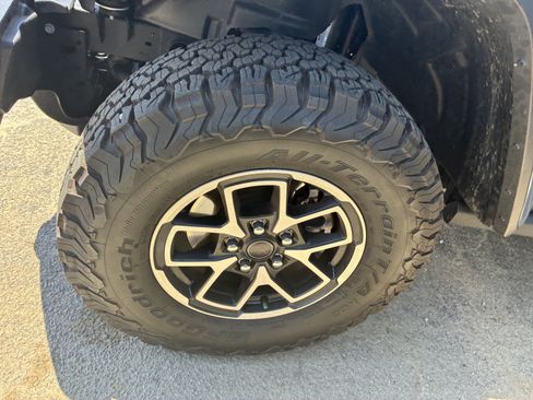 Used 2025 Jeep Wrangler Rubicon w/ Convenience Group AWD/4WD image 5