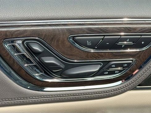 Used 2019 Lincoln Continental Select image 24