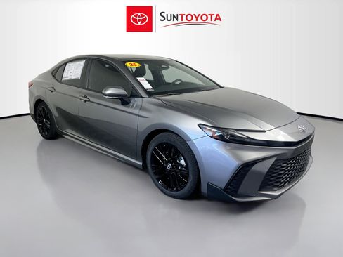 Used 2025 Toyota Camry SE FWD image 1