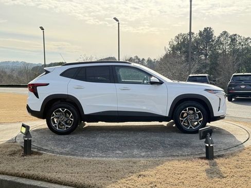 Used 2025 Chevrolet Trax LT w/ LT Convenience Package image 8