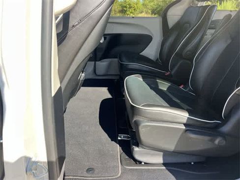Used 2021 Chrysler Pacifica Limited w/ Uconnect Theater Family Group image 32