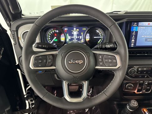 Used 2025 Jeep Wrangler Unlimited Sahara w/ Safety Group AWD/4WD image 16