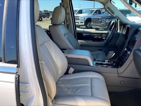 Used 2017 Lincoln Navigator Select RWD image 30