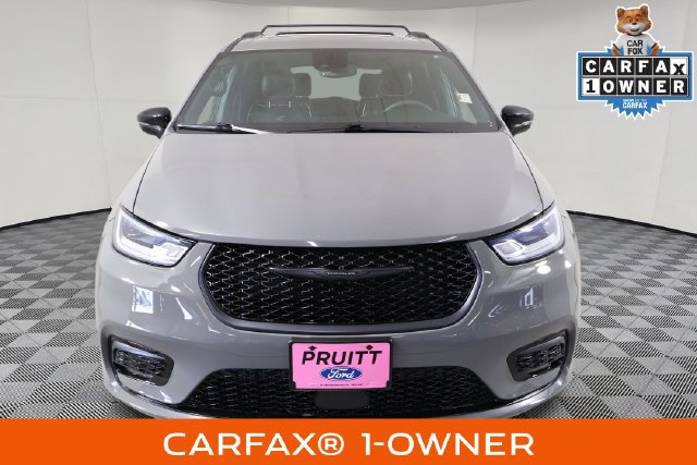Used 2025 Chrysler Pacifica Limited FWD image 3
