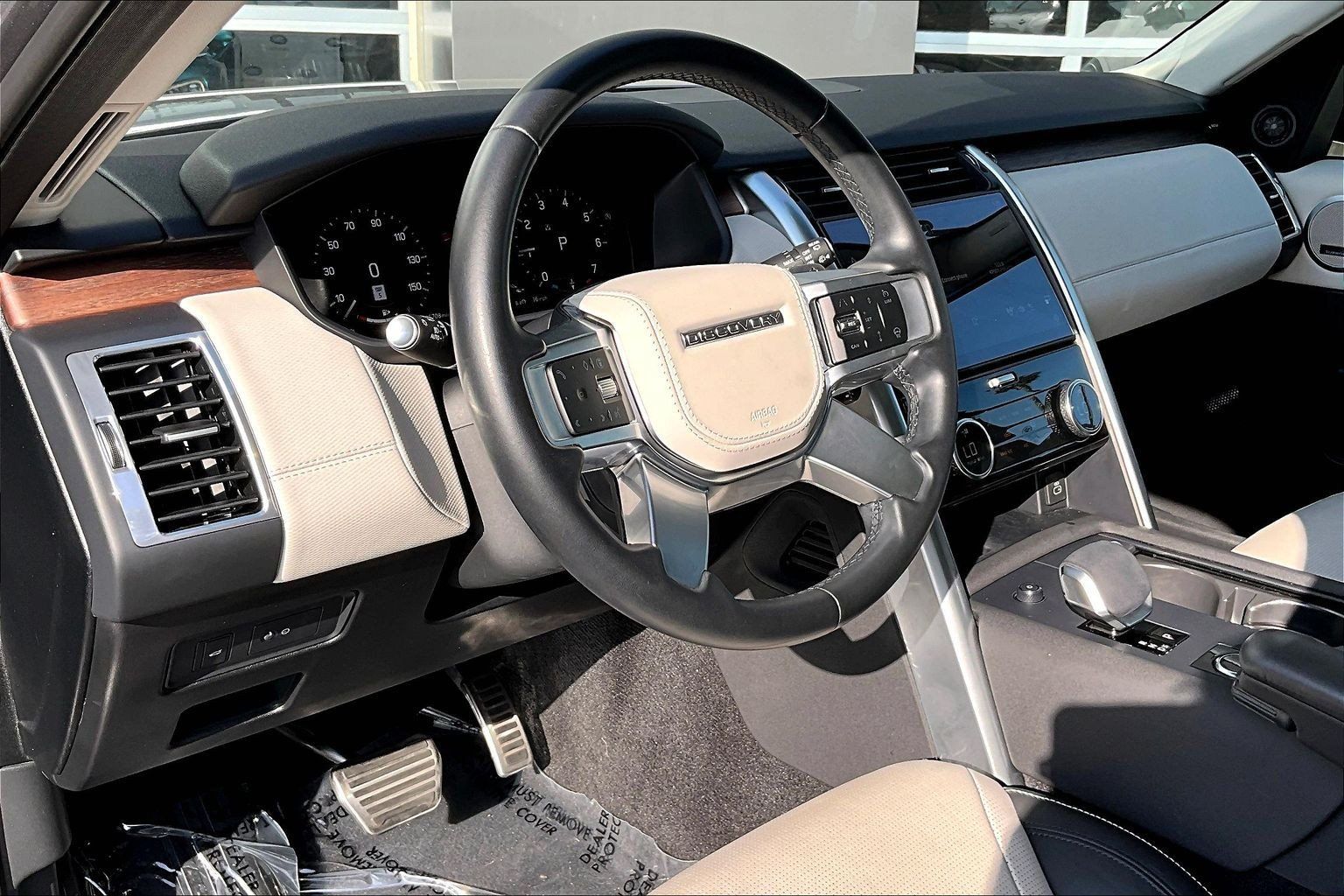 Used 2025 Land Rover Discovery Dynamic SE AWD/4WD image 13