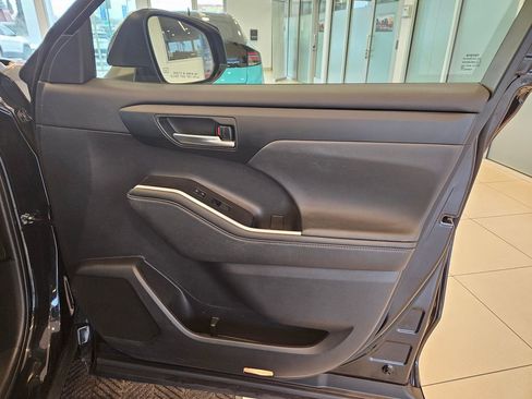 Used 2023 Toyota Highlander XLE AWD/4WD image 24