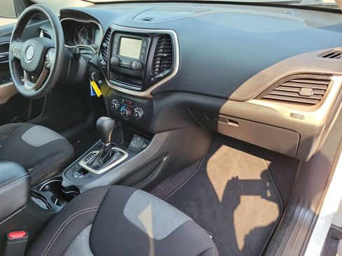 Used 2018 Jeep Cherokee Latitude FWD image 37