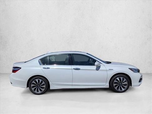 Used 2017 Honda Accord Touring image 4