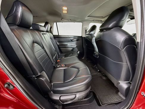 Used 2021 Toyota Highlander XLE AWD/4WD image 30