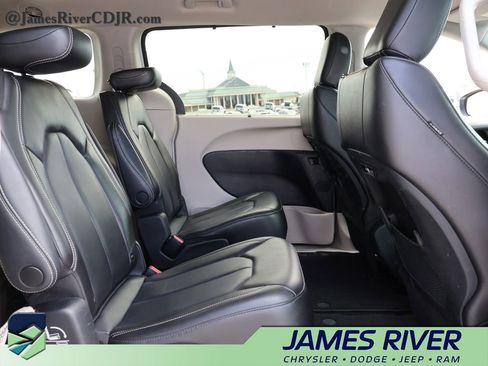 Used 2023 Chrysler Pacifica Touring-L FWD image 11