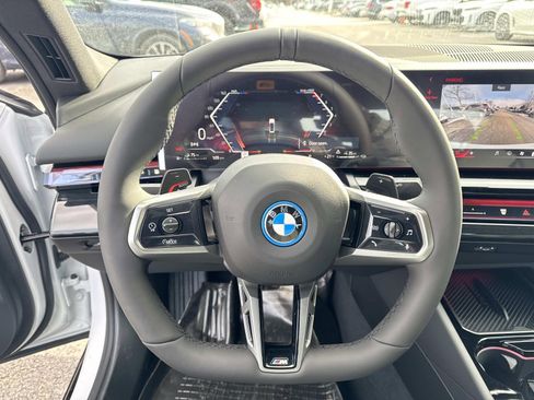 New 2026 BMW 550e xDrive w/ Premium Package image 31