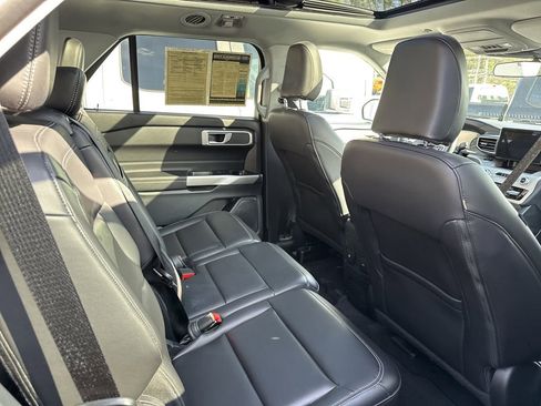 Used 2023 Ford Explorer XLT image 30