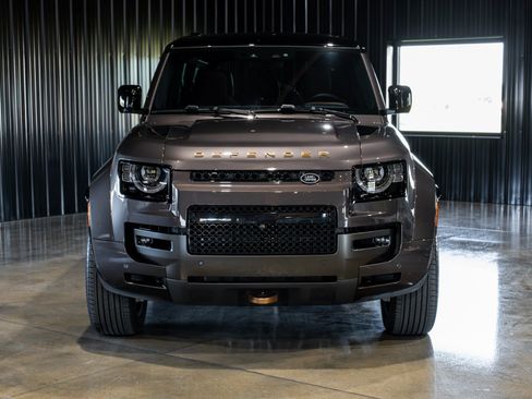 Used 2025 Land Rover Defender 110 AWD/4WD image 17