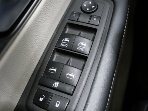 Used 2023 Chrysler Pacifica Touring-L FWD image 14