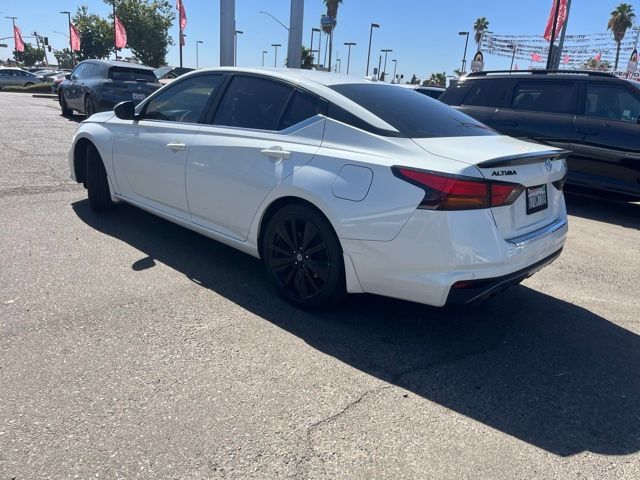 Used 2022 Nissan Altima 2.5 SR w/ Midnight Edition Package FWD image 4