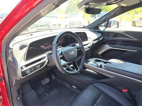 Used 2025 Cadillac Lyriq Luxury w/ LPO, Floor Liner Package AWD/4WD image 25