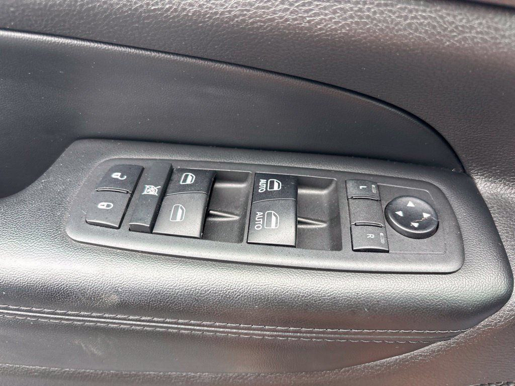 Used 2018 Jeep Grand Cherokee Altitude AWD/4WD image 16
