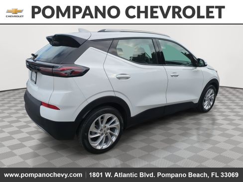 Used 2022 Chevrolet Bolt EUV LT w/ Driver Confidence Package image 3