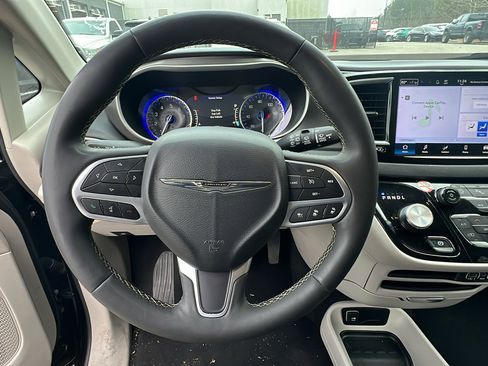 Used 2024 Chrysler Pacifica Touring-L image 25