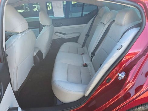 Used 2024 Nissan Altima 2.5 SV image 9