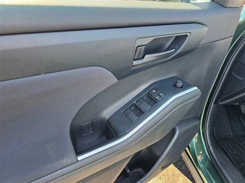 Used 2023 Toyota Highlander LE image 20