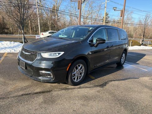 Used 2024 Chrysler Pacifica Touring-L image 7