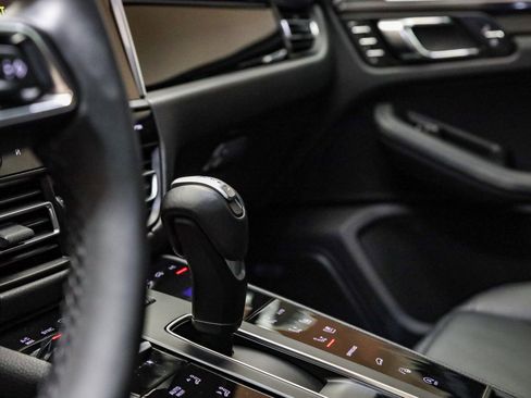 Certified 2025 Porsche Macan image 28