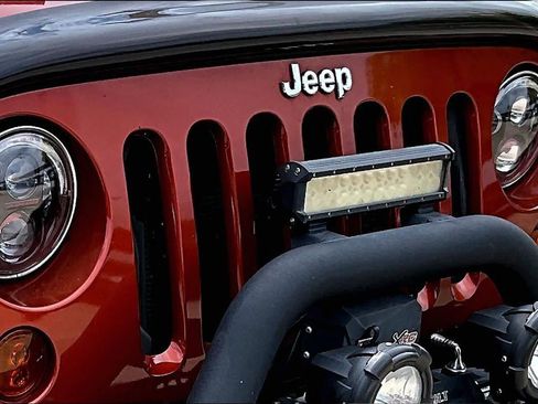 Used 2014 Jeep Wrangler Unlimited Sahara w/ Connectivity Group AWD/4WD image 22