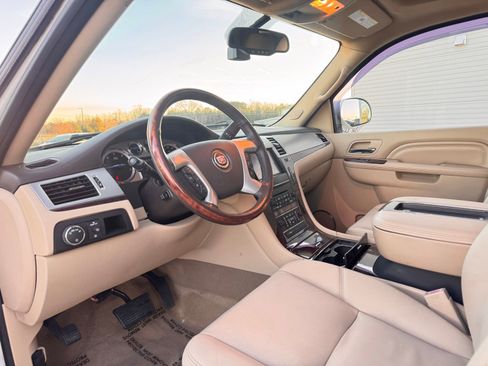 Used 2014 Cadillac Escalade ESV Luxury image 18