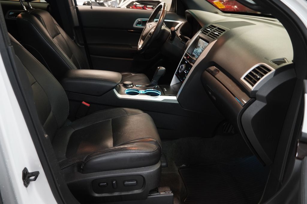 Used 2014 Ford Explorer Limited w/ Equipment Group 302A AWD/4WD image 27