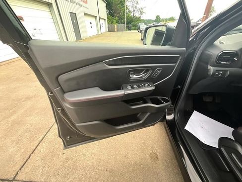 Used 2025 Honda Pilot Black Edition image 15