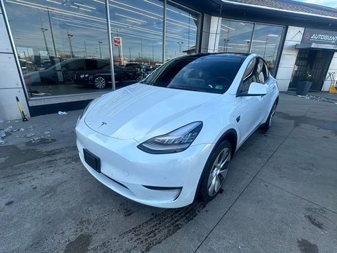 Used 2022 Tesla Model Y Long Range image 7