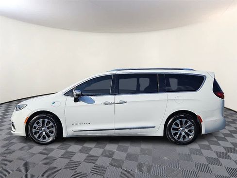 Used 2023 Chrysler Pacifica Pinnacle image 6
