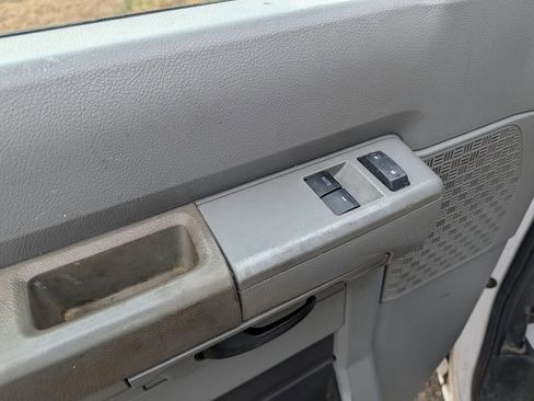 Used 2010 Ford E-150 and Econoline 150 image 11