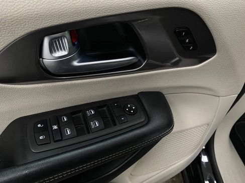 Used 2024 Chrysler Pacifica Touring-L image 27