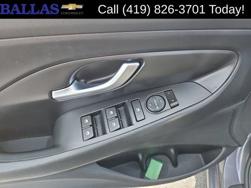 Used 2019 Hyundai Elantra GT FWD image 11