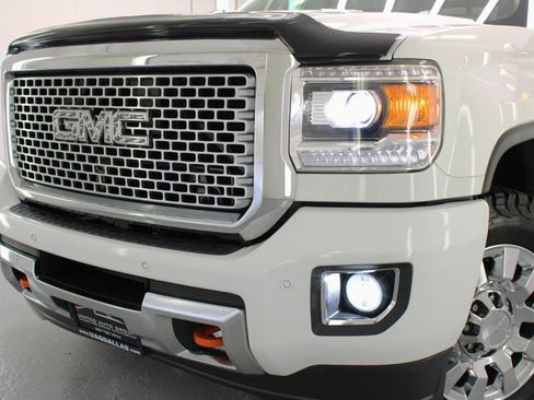 Used 2016 GMC Sierra 2500 Denali w/ Duramax Plus Package AWD/4WD image 21