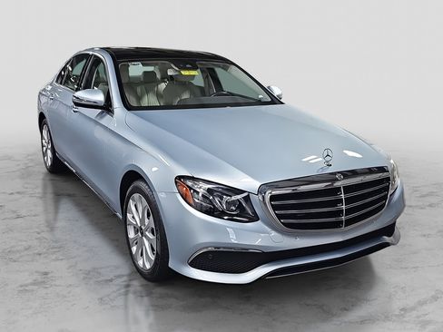 Used 2018 Mercedes-Benz E 400 4MATIC Sedan image 3