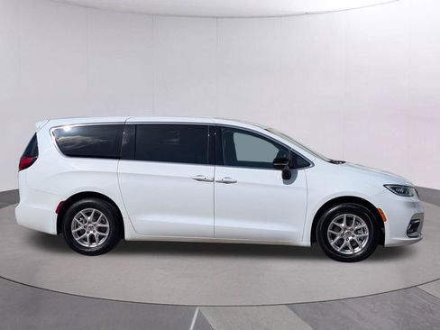 Used 2024 Chrysler Pacifica Touring-L FWD image 6
