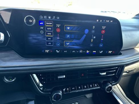 Used 2025 Chevrolet Suburban Z71 image 18