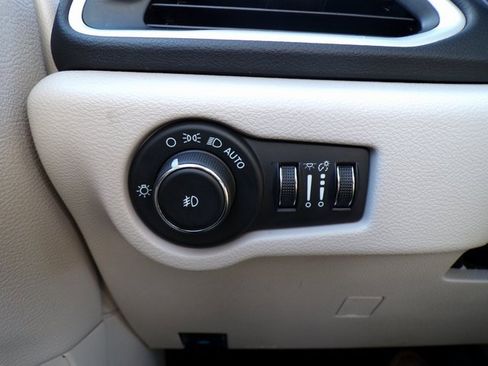 Used 2024 Chrysler Pacifica Touring-L image 23