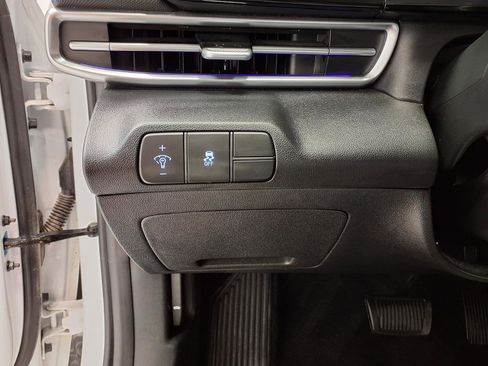 Used 2025 Hyundai Elantra SEL image 25