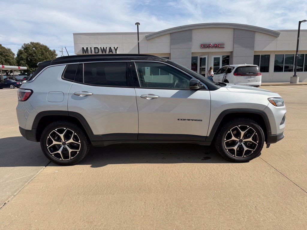 Used 2025 Jeep Compass Limited AWD/4WD image 2