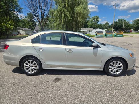 Used 2011 Volkswagen Jetta SE FWD image 12