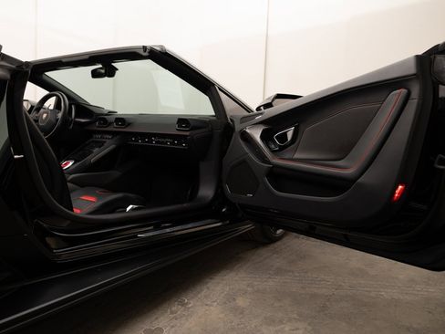 Used 2020 Lamborghini Huracan EVO image 30