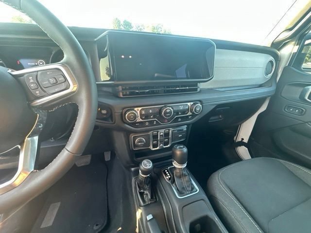 Used 2025 Jeep Wrangler Unlimited Sahara AWD/4WD image 40