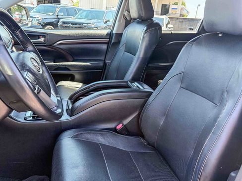 Used 2015 Toyota Highlander Limited Platinum AWD/4WD image 16
