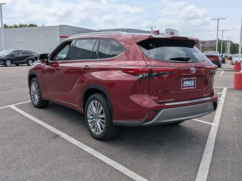 Used 2023 Toyota Highlander Platinum FWD image 7
