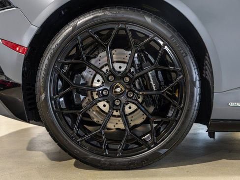 Used 2022 Lamborghini Huracan EVO RWD image 22